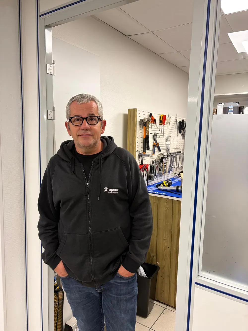 Benoît Colin devant l'atelier plongée de Vélocean