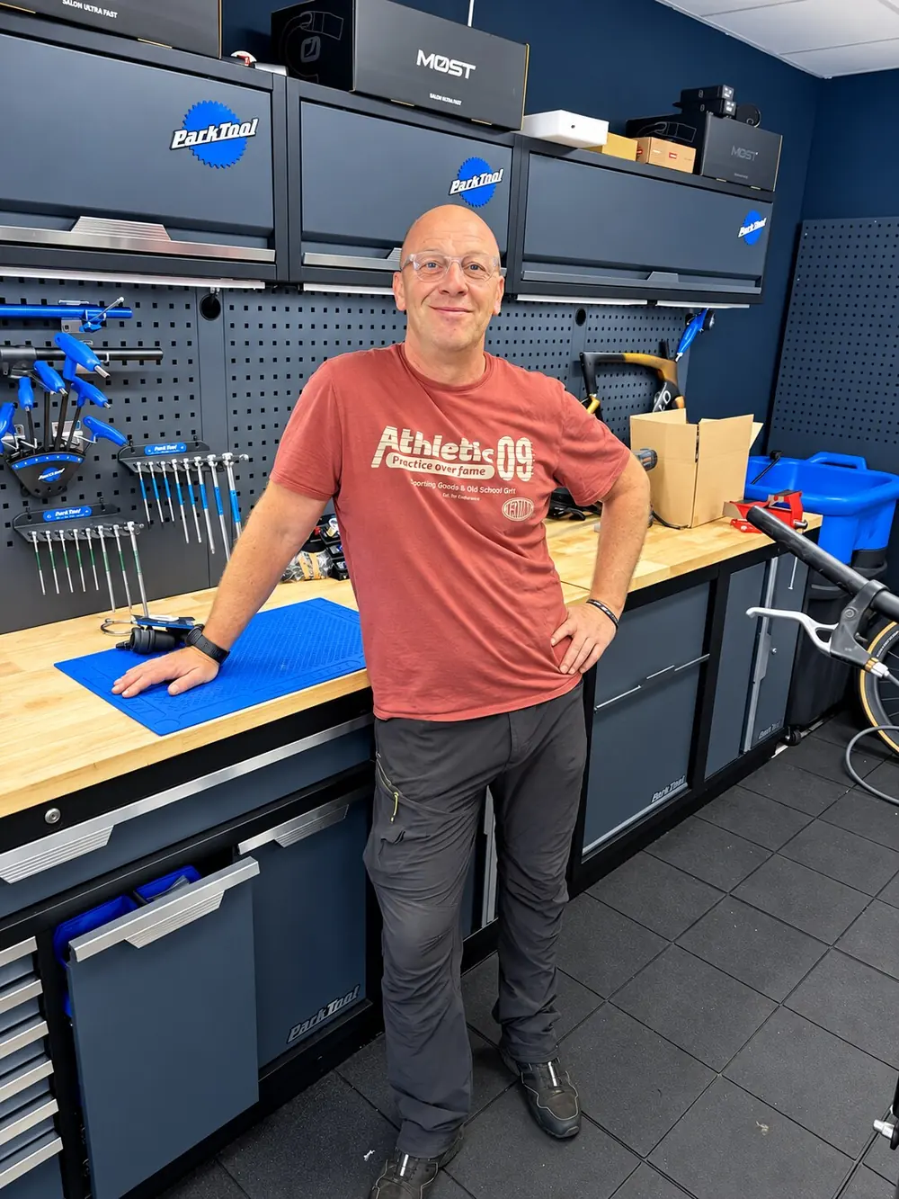 Éric Taragon dans l'atelier vélo de Vélocean