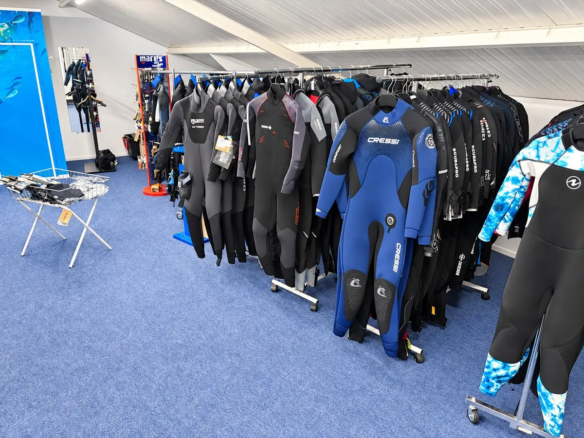 Combinaisons de plongée présentées dans le magasin Vélocean à Amiens