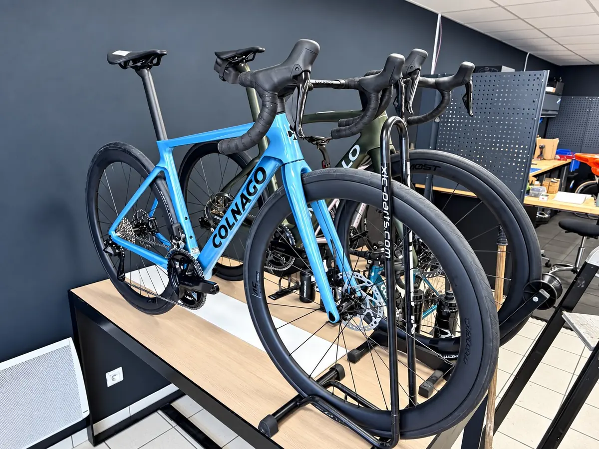 Vélo de route Colnago exposé dans le magasin Vélocean